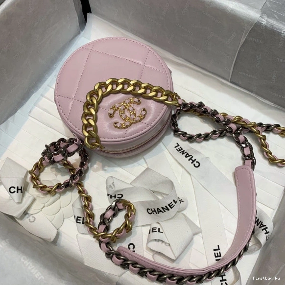 First Bag Ru CHANELUTCH 19 WITH CHAIN CHANEL 0724